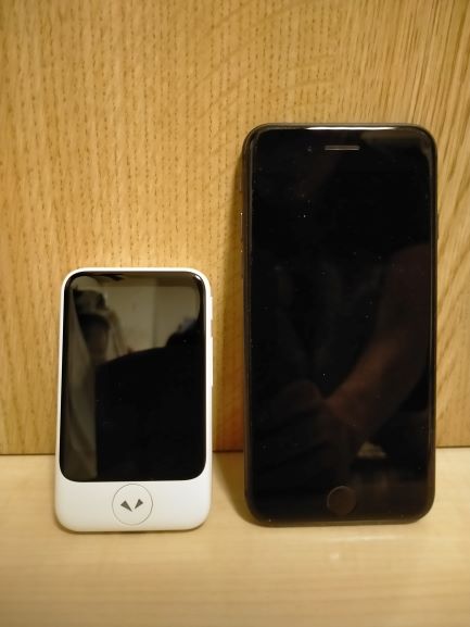 ポケトークSとiPhone8とのサイズ比較